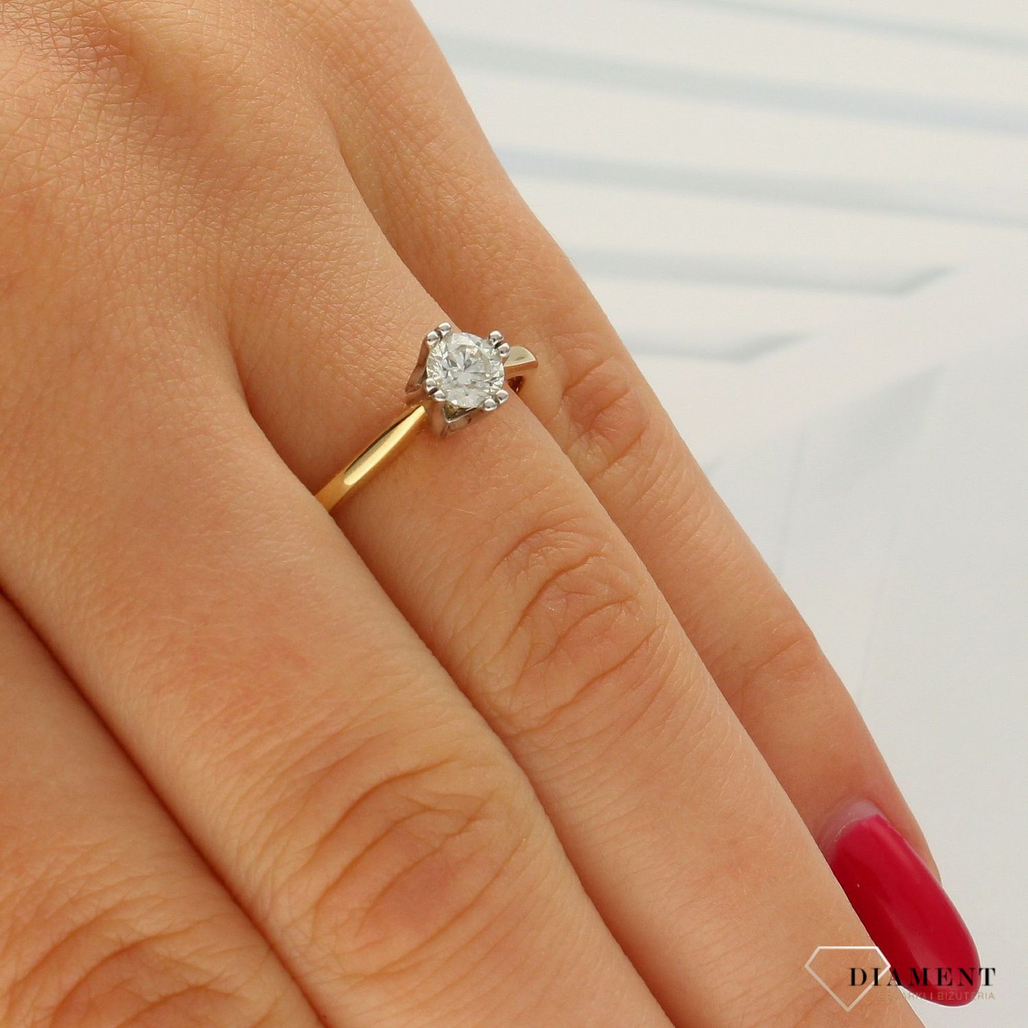 Pierścionek złoty DIAMENT żółte złoto, trzy diamenty w białym złocie, zaręczynowy. Pierścionki zaręczynowe. Pierścionek złoty DIAMENT 585, diamenty wykonany ze złota próby 585. Pierścionki zaręczynowe z.webp